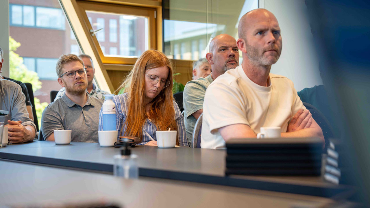 Deelnemers in gesprek tijdens Carlson kennisuitwisselingsdag – waterschappen delen ervaringen met Tetra Tech over dataverwerking en assetbeheer