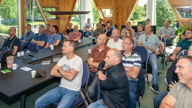Deelnemers luisteren aandachtig tijdens Carlson kennisuitwisselingsdag in Utrecht – waterschappen delen ervaringen met assetbeheer via Tetra Tech
