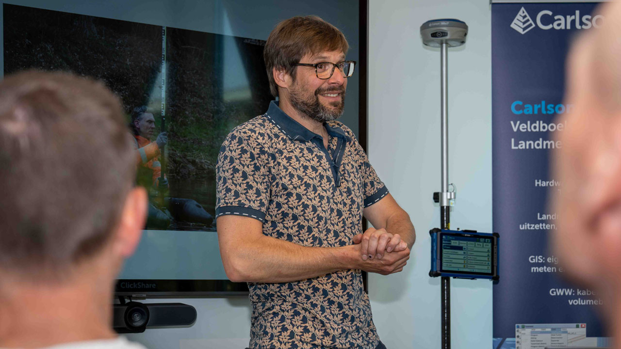 Spreker presenteert tijdens Carlson kennisuitwisselingsdag – waterschappen delen praktijkervaringen met Tetra Tech over GIS en assetbeheer