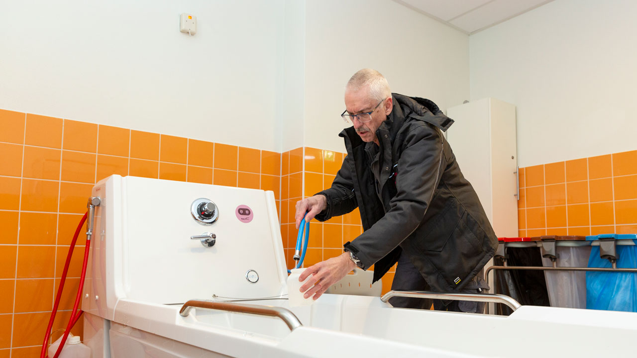 Inspectie of reiniging van bad in zorginstelling Amarant met focus op legionellapreventie en veilige sanitaire voorzieningen
