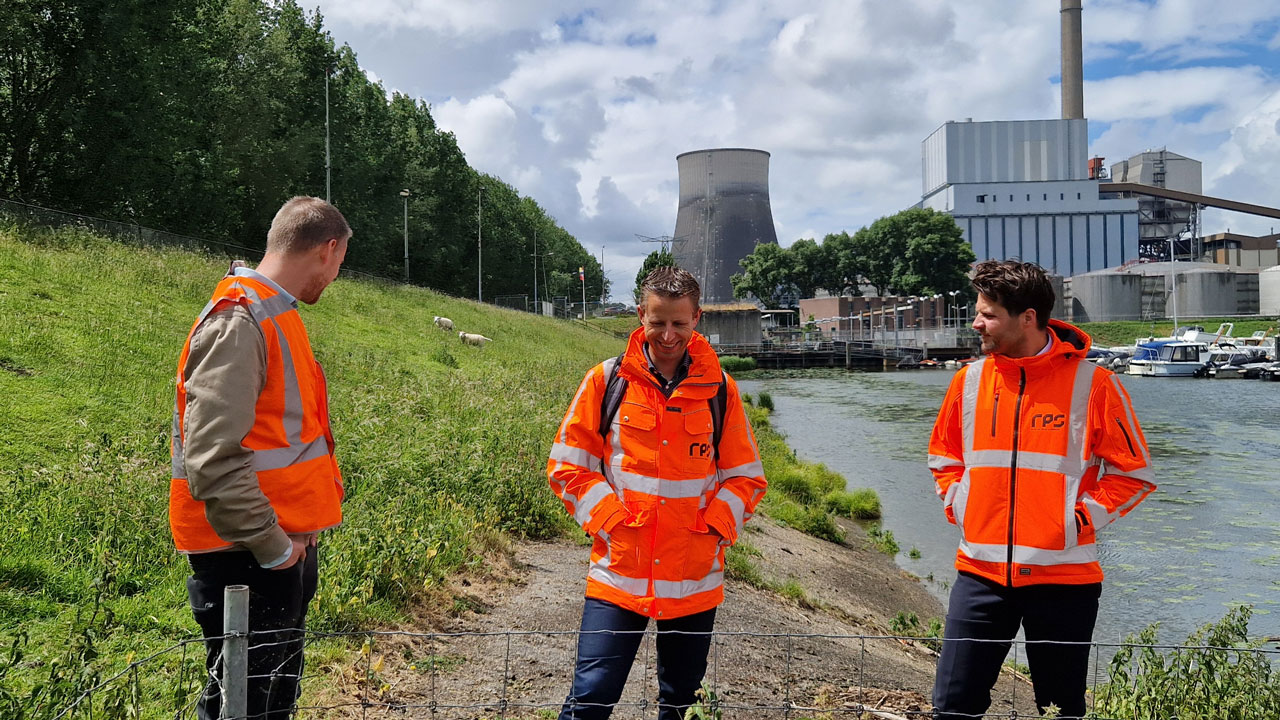 3 mannen staat bij een dijk voor een verkenning van de situatie