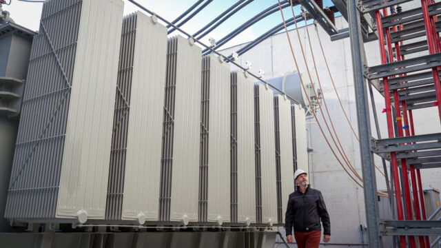 Medewerker loopt bij energie locatie