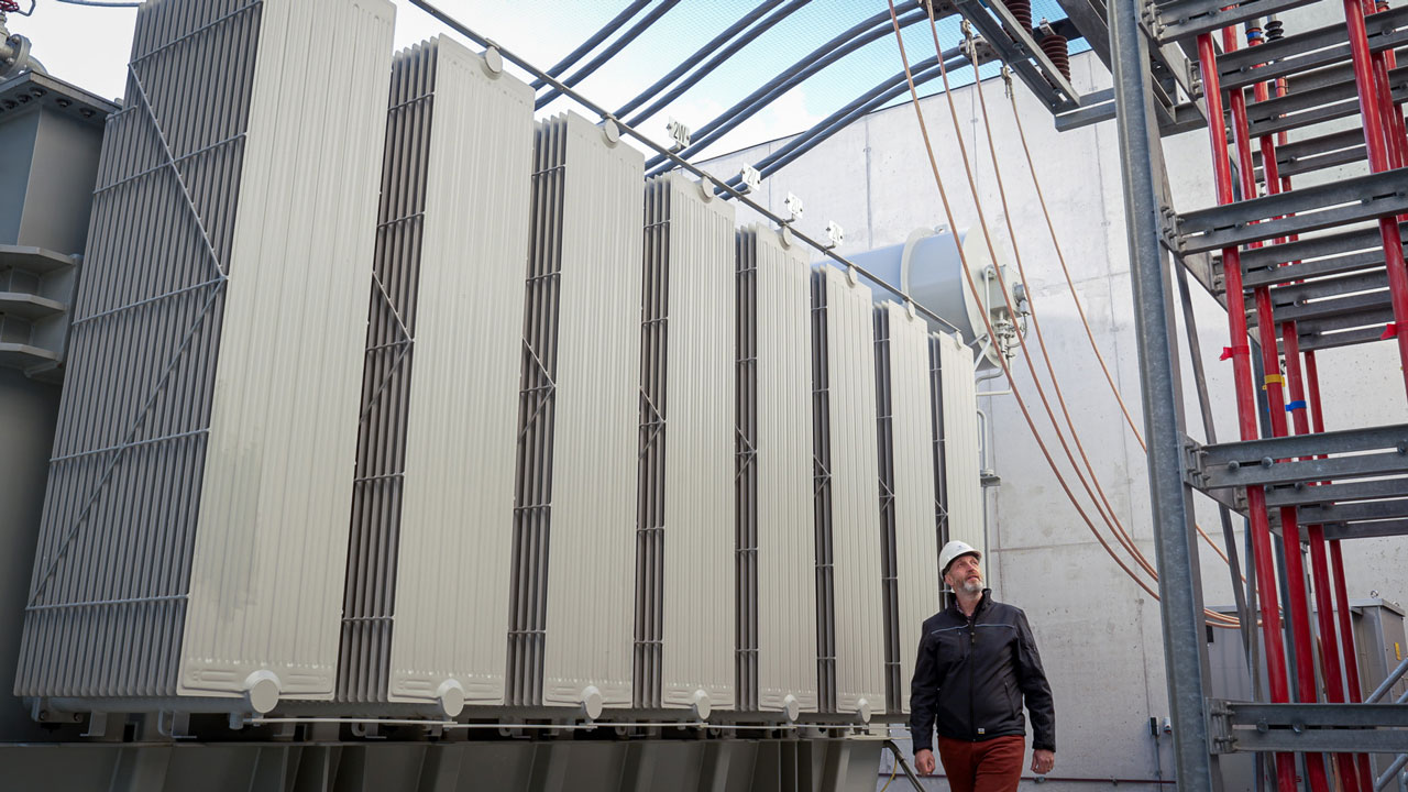 Medewerker loopt bij energie locatie