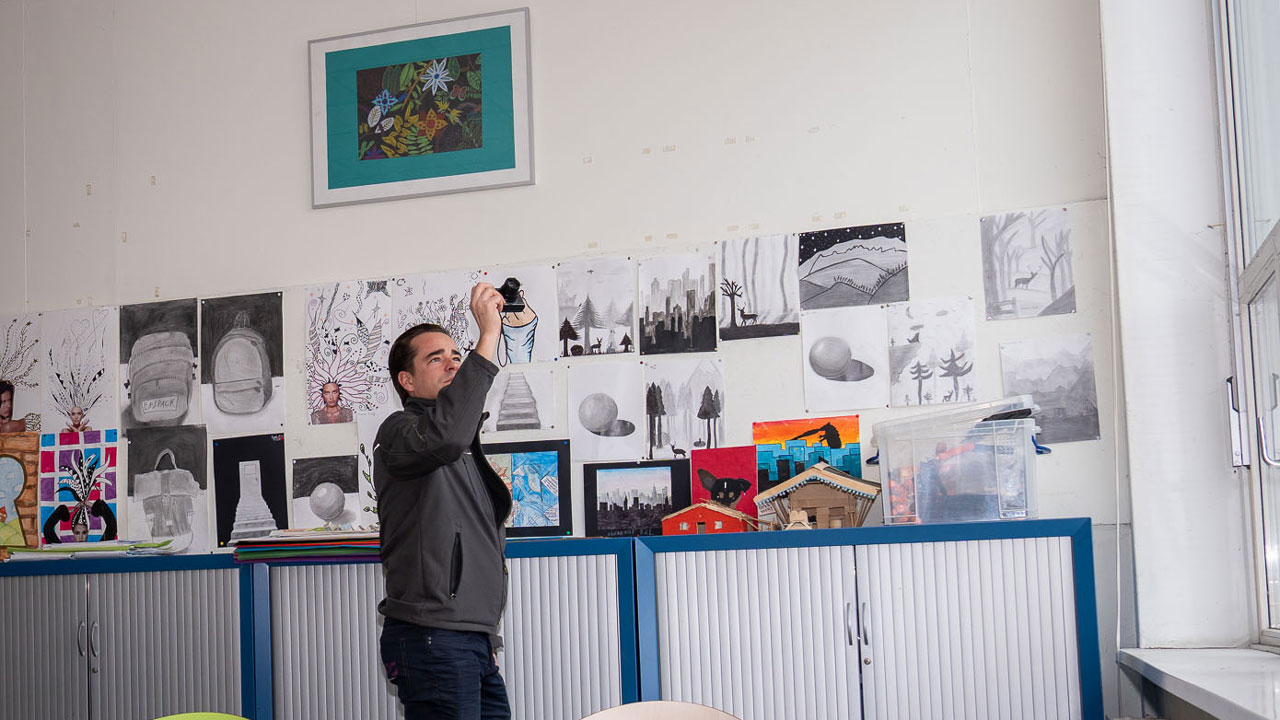 Man inspecteert klaslokaal