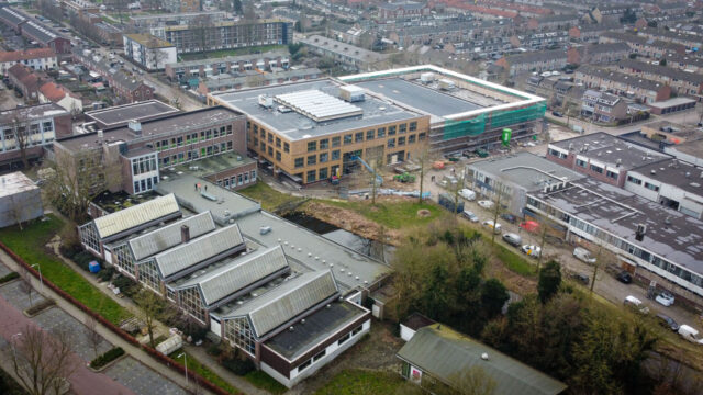 Drone foto van een oud schoolgebouw
