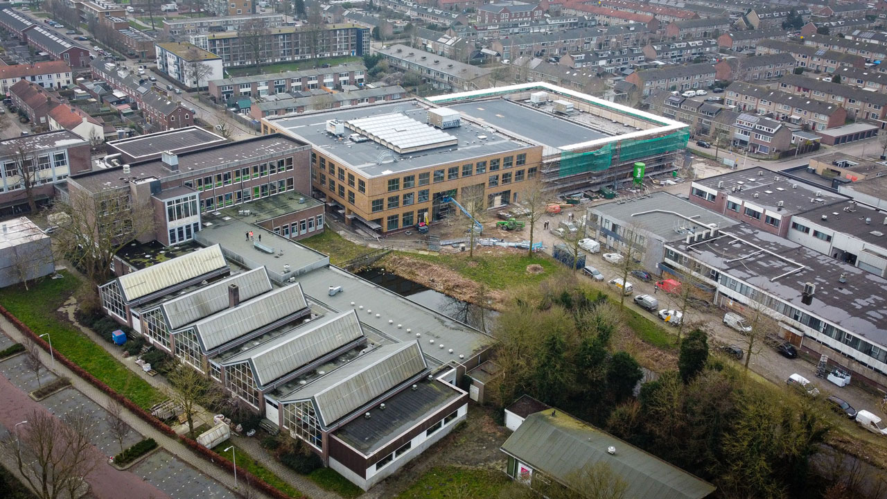 Drone foto van een oud schoolgebouw