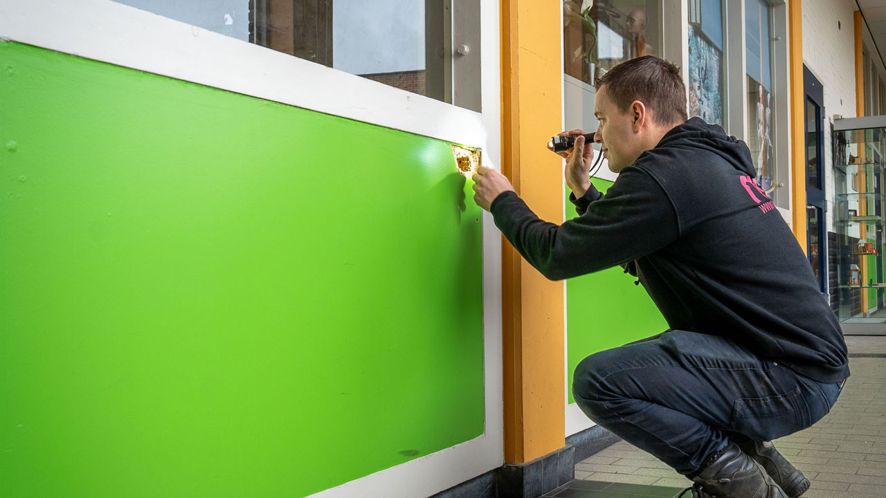 Man inspecteert gang van schoolgebouw