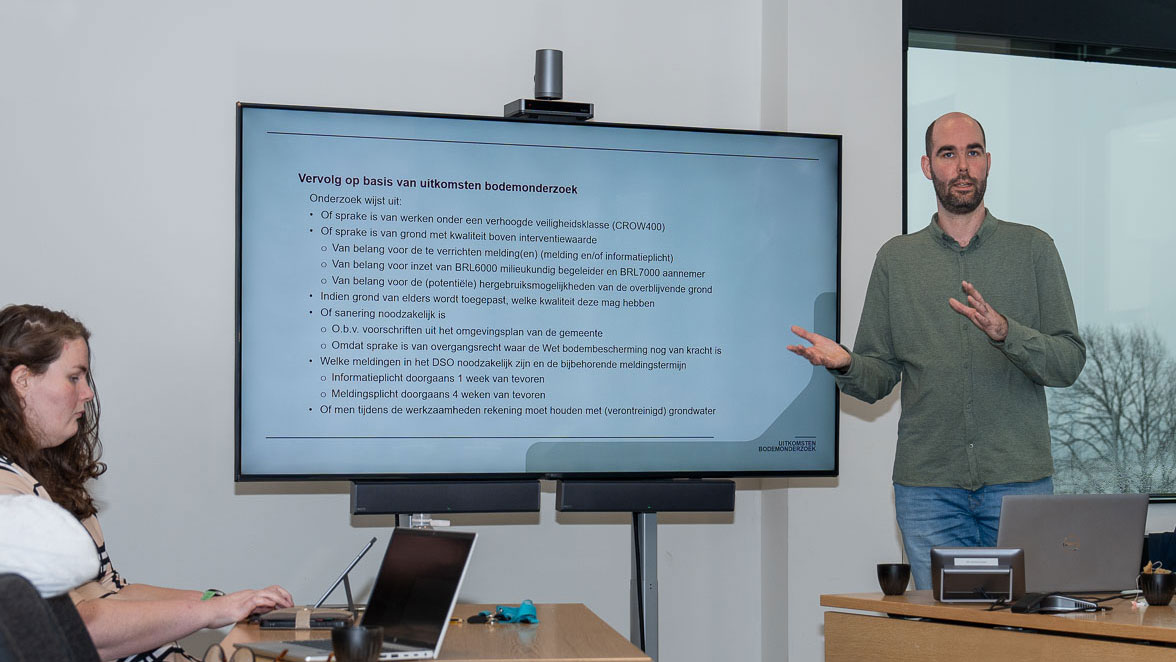 Man geeft presentatie en gebruikt hiervoor een scherm