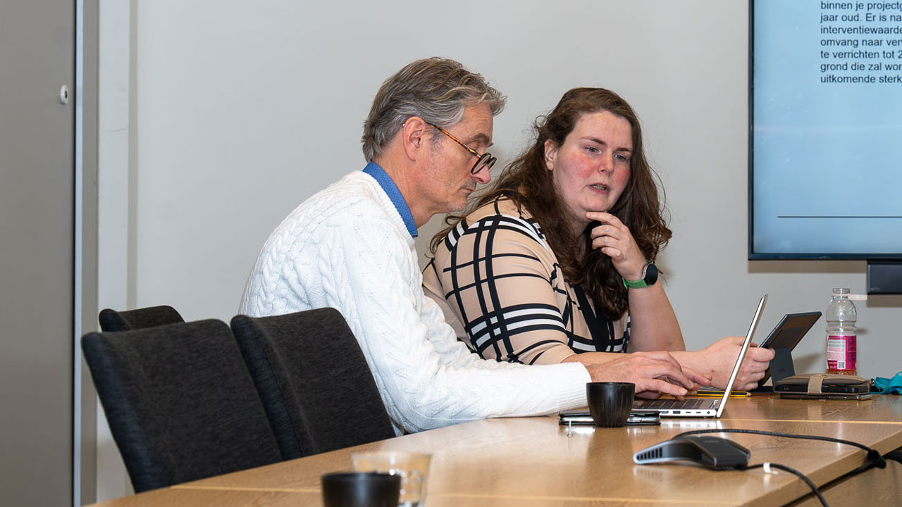 Man en vrouw vergaderen naast elkaar