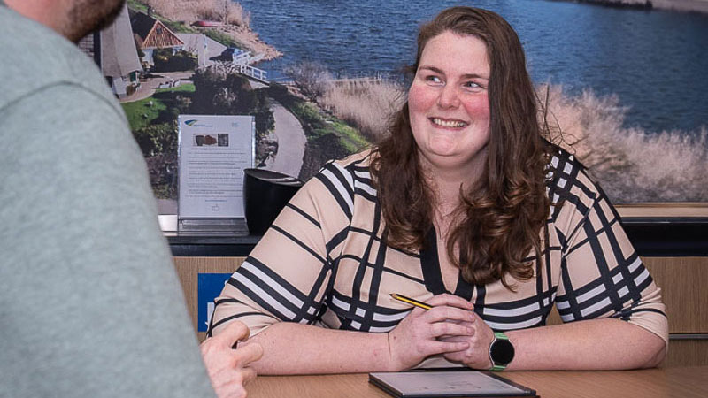 Vrouw lacht in overleg