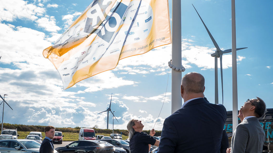 Vlag hijsen op parkeerplaats