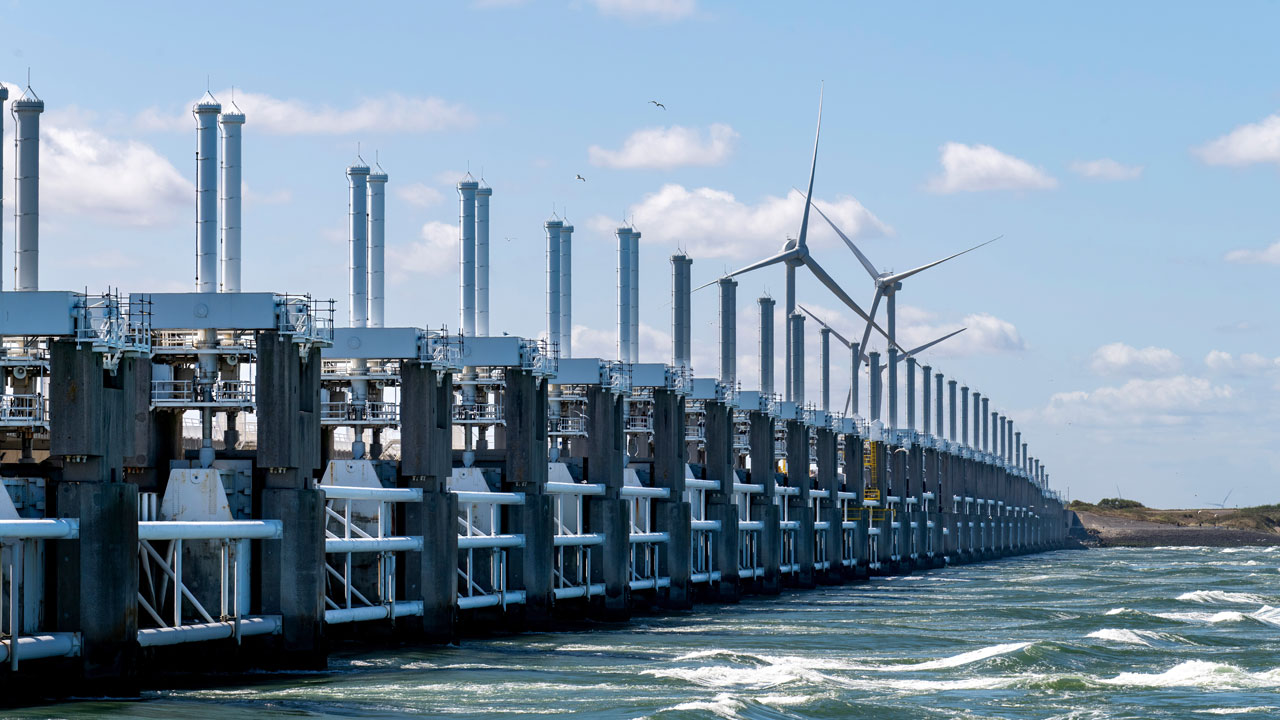 Oosterscheldekering bij winderig weer