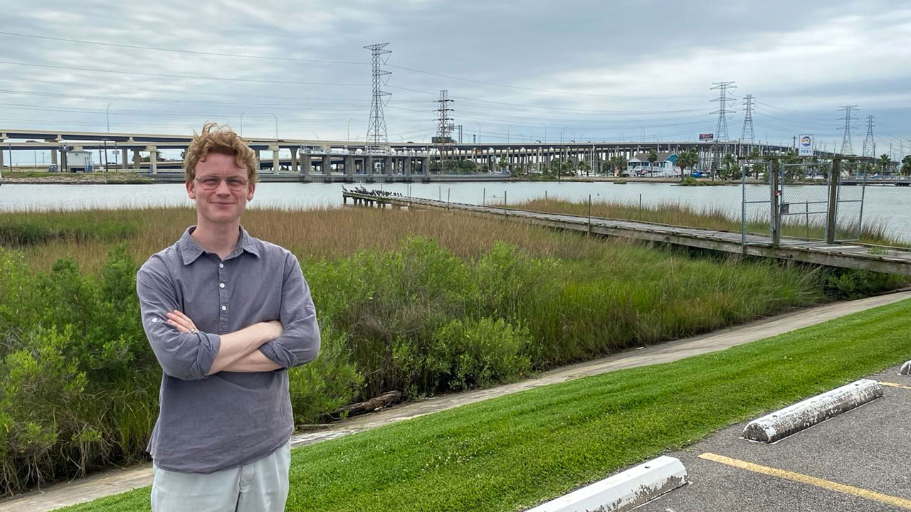 Man voor een waterkering