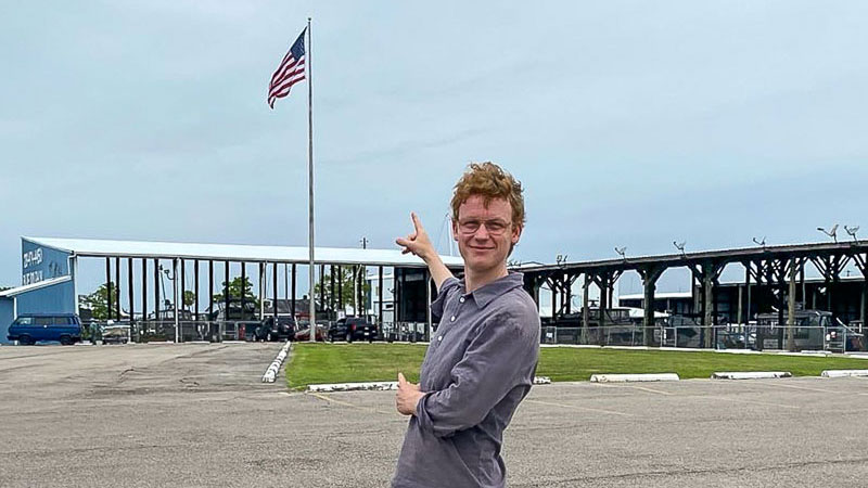 Man voor een vlag van de USA