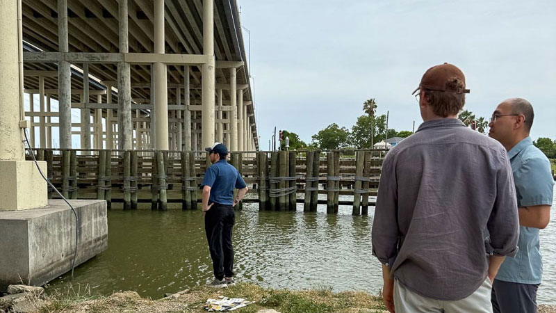 Mannen bij water in Texas