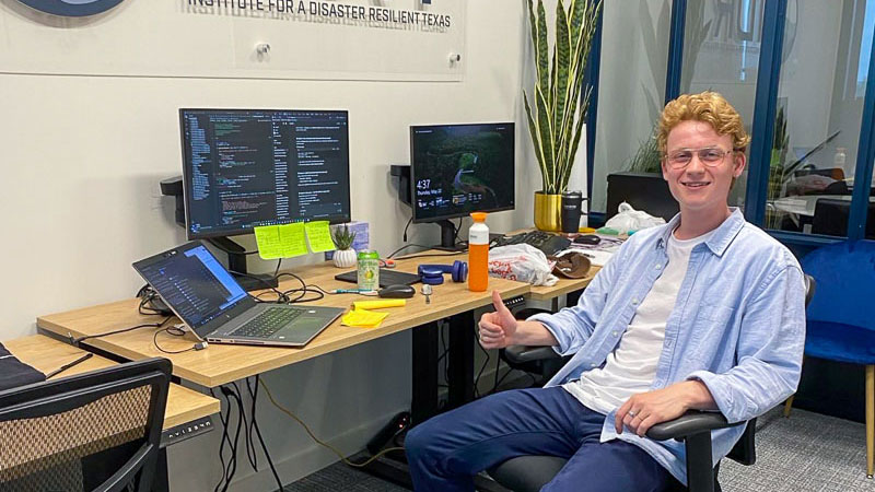 Man voor computer ter behoeve van stage periode