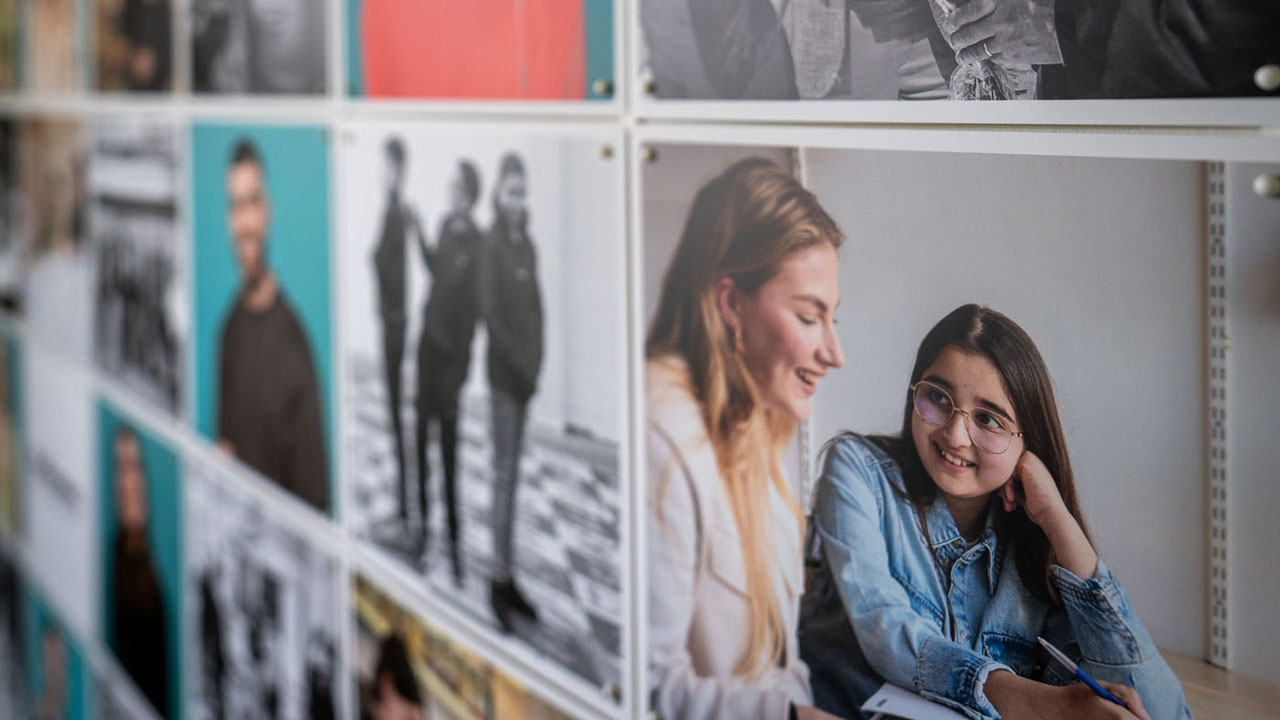 Diverse foto's van scholieren aan een muur