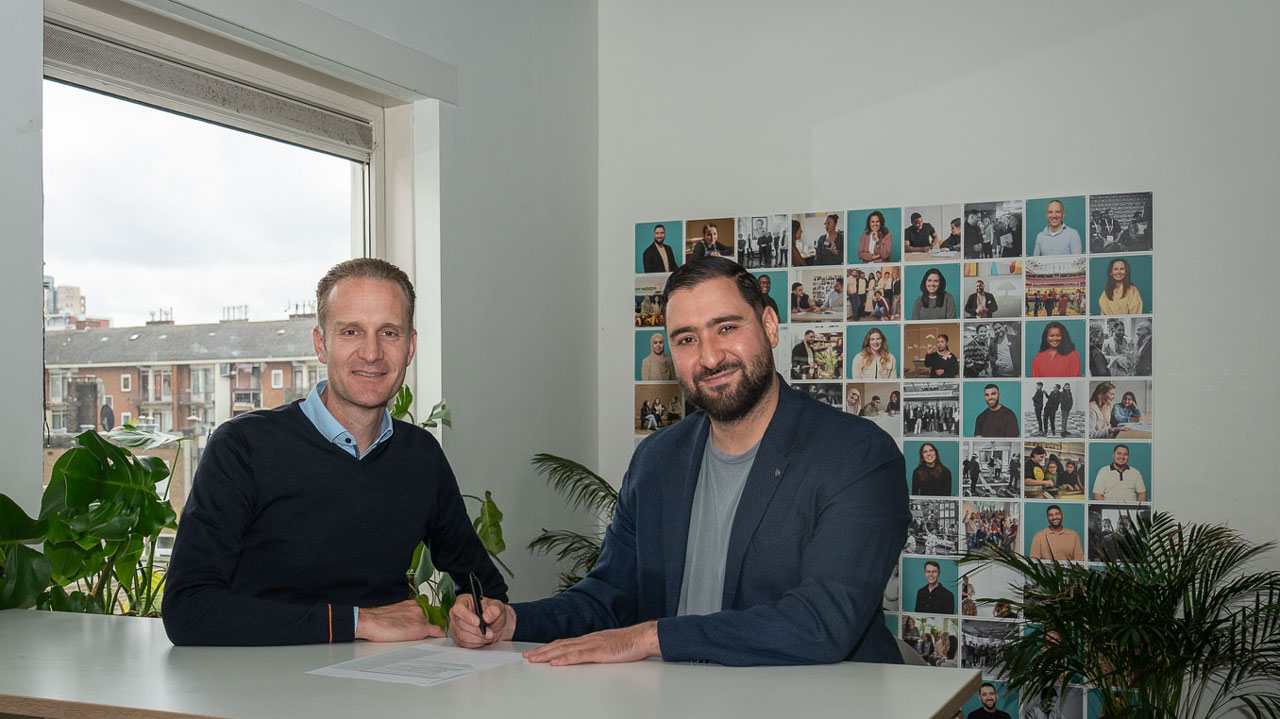 Het tekenen van een overeenkomst tussen Tetra Tech en Studiezalen