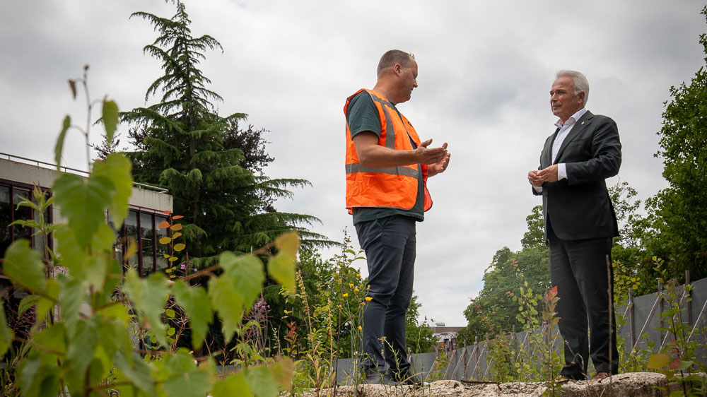 Twee mannen in gesprek op sloop locatie