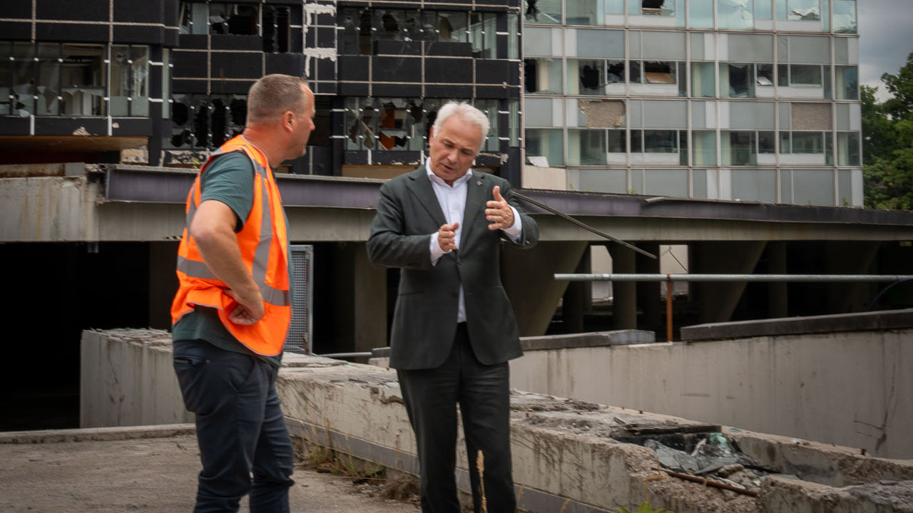 Twee mannen overleggen op sloop locatie