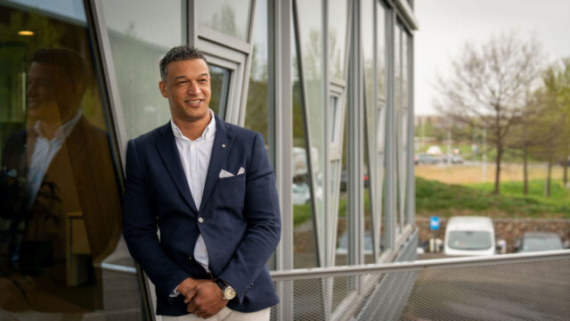 Lachende man voor kantoor