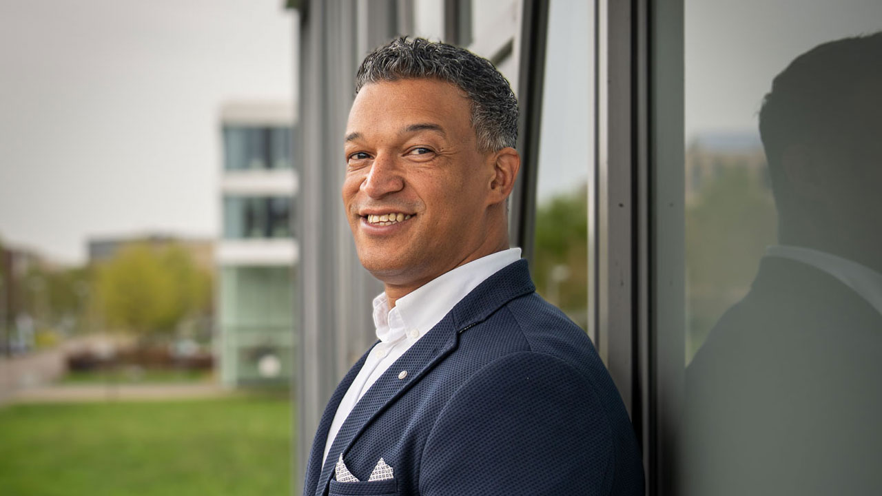 Poserende man tegen een kantoor gebouw