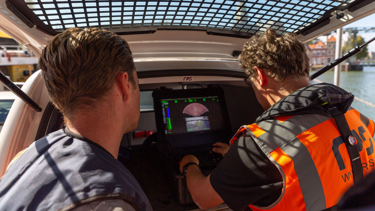 collega's bekijken resultaten van onderwater drone opnames