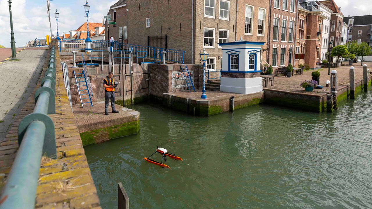 Onderwater drone inspectie aan de kade