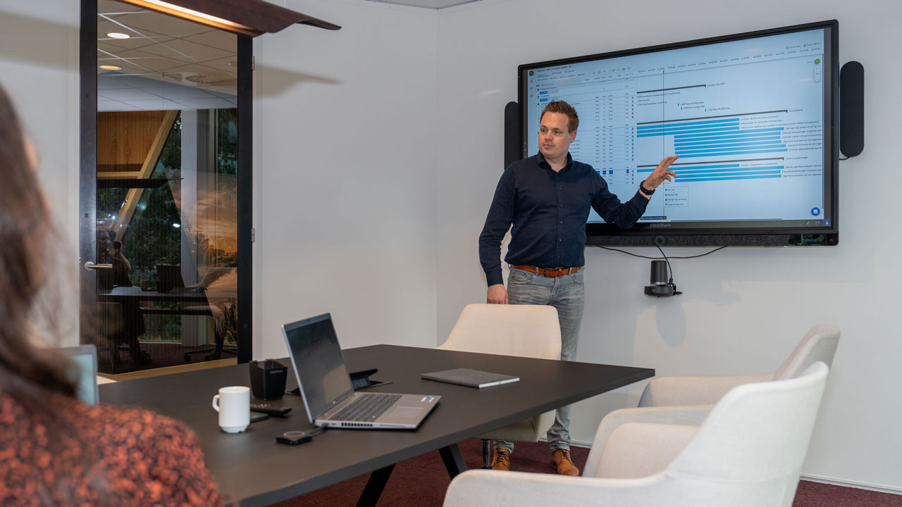Presentatie over vastgoeddata in moderne vergaderruimte, illustratie van datagedreven besluitvorming in toekomstgericht vastgoedmanagement