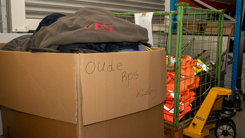 Oude kleding in recycle doos