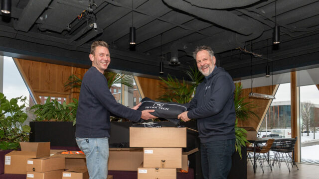 Kleding overdracht tussen twee collega's