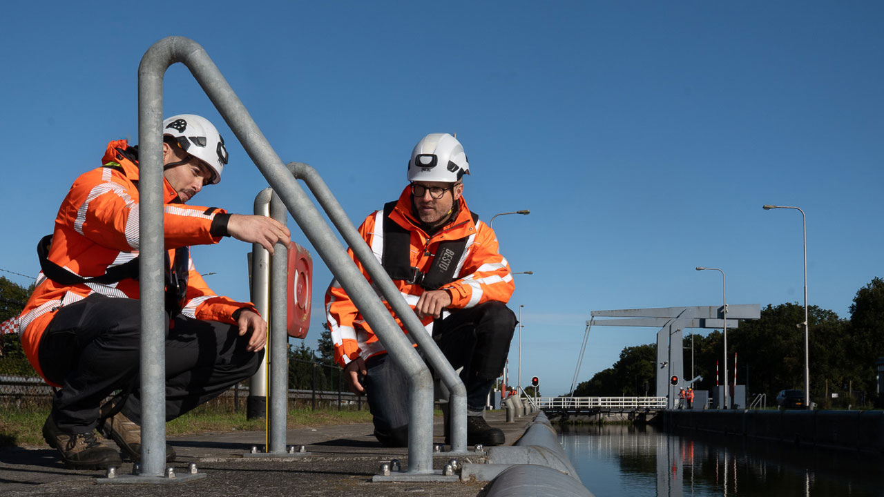 Inspecteren van kade