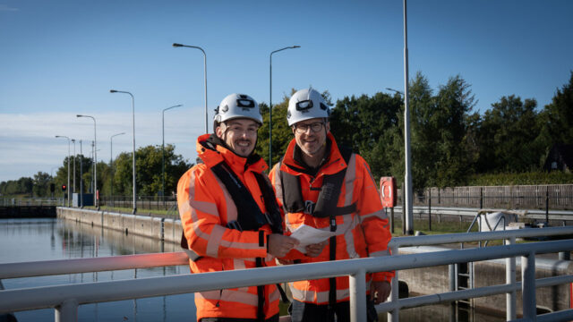 Twee lachende collega's buiten aan het werk