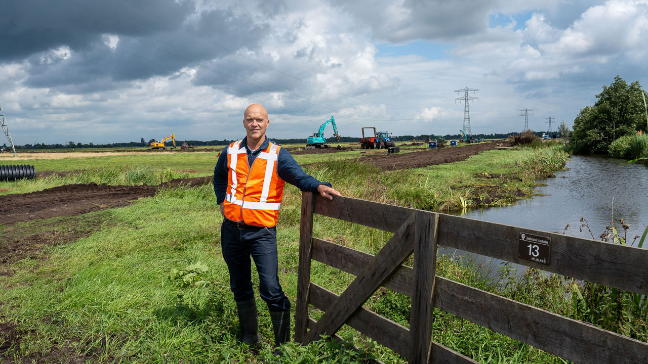 Vastgoedinspecteur met tablet voert gecombineerde inspectie uit bij woningen in Emmen en Groningen voor duurzaam onderhoud