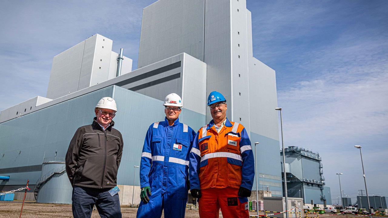 Medewerkers bij industriële locatie, illustratie van samenwerking en inzet voor veilig werken via biomonitoring