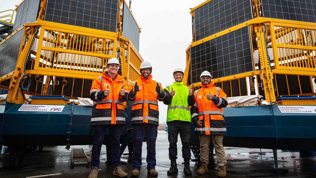 Tetra Tech-team bij LiDAR-boeien met zonnepanelen, klaar voor inzet op zee voor metingen van wind, stroming en getijden