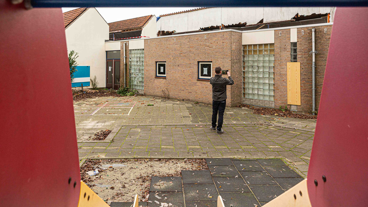 Persoon legt oud schoolgebouw Sterrenwerk vast tijdens circulaire sloop in opdracht van Gemeente Teylingen
