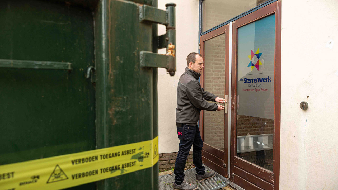 Toegang tot schoolgebouw Sterrenwerk met asbestwaarschuwing, circulair gesloopt in opdracht van Gemeente Teylingen