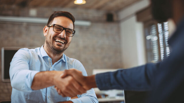 Handen schudden op kantoor