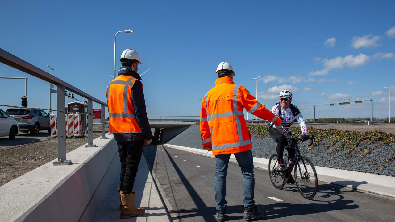 2 medewerkers op fietspad bij het Moerkapellepad waar net fietsonderdoorgang is afgerond