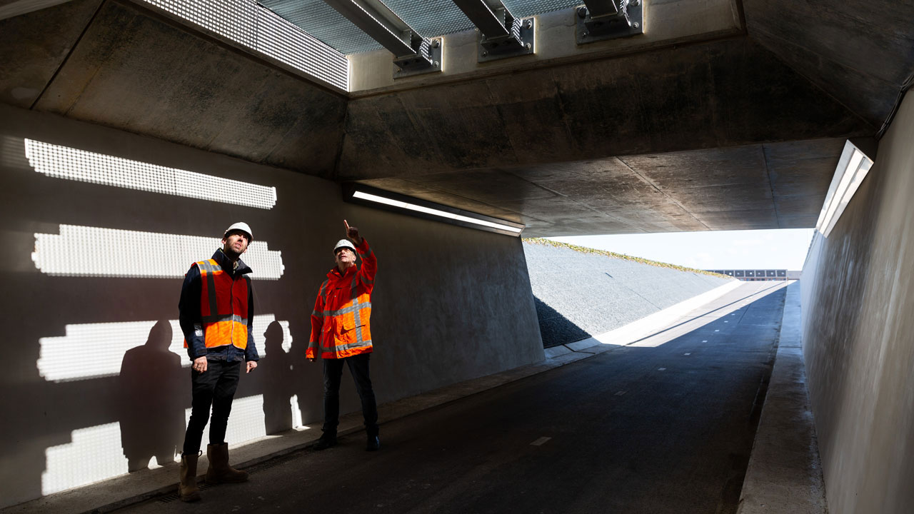Medewerkers inspecteren betonnen brugconstructie bij Vredenburghlaan – focus op veiligheid en infrastructuurontwikkeling