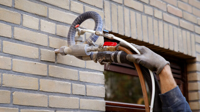 UF schuim wordt gebruikt tijdens isoleren van een muur