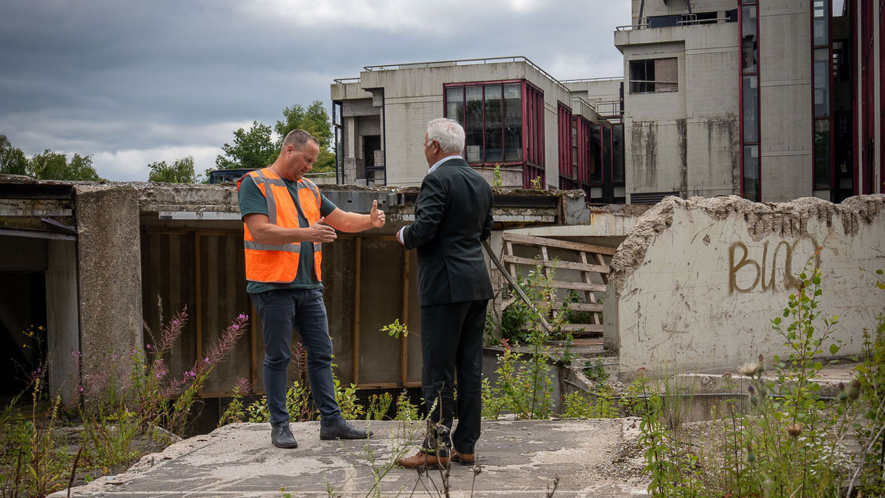 Man geeft uitleg op sloop locatie over project