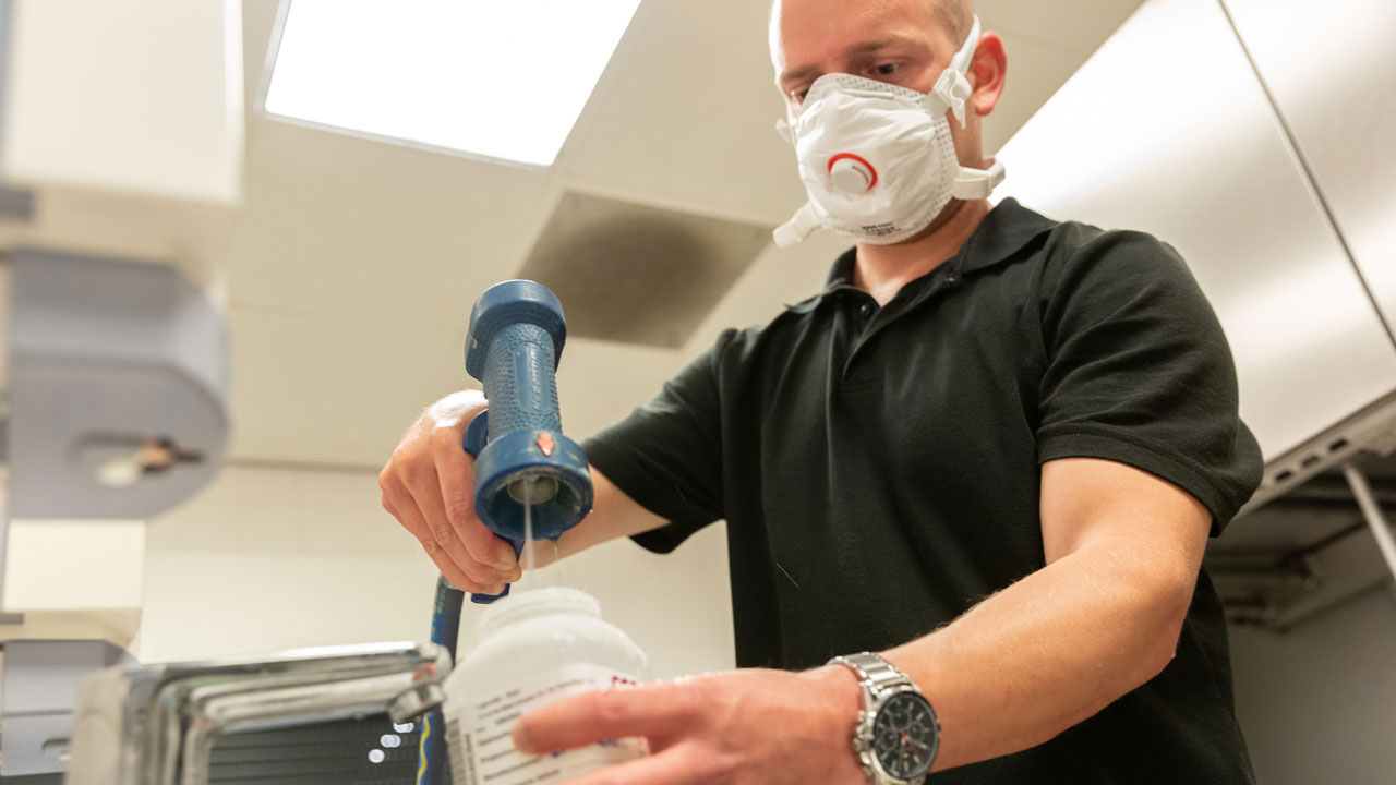 Vullen van monsterfles voor legionella-analyse – nauwkeurige monstername in kantooromgeving