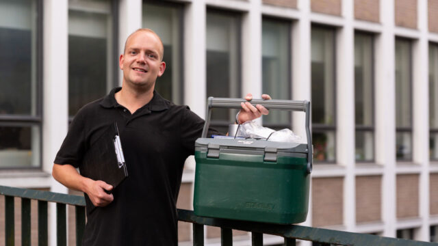 Inspectie voor legionella-beheersplan bij gebouw – Tetra Tech-medewerker met toolbox en checklist op locatie