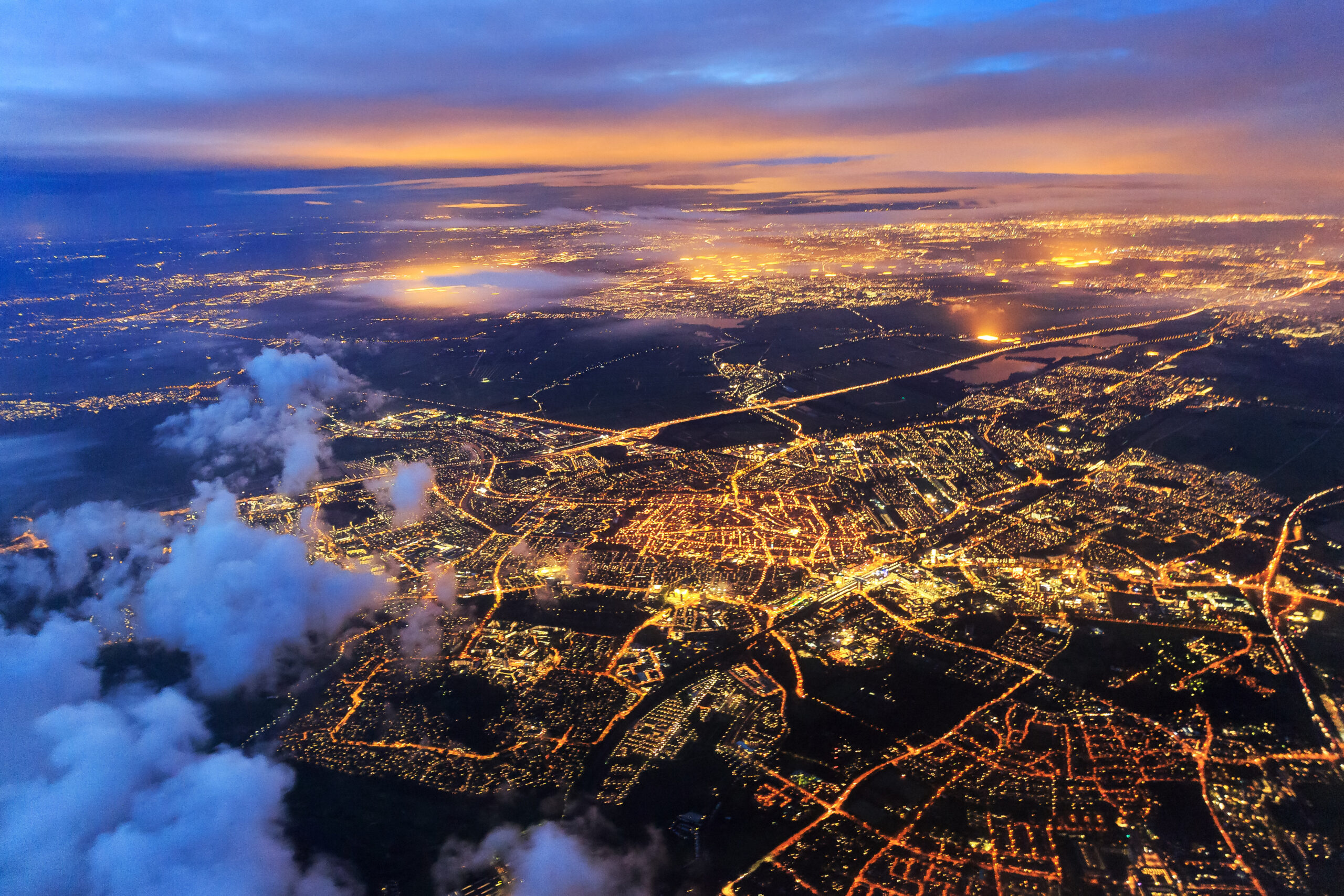 Luchtfoto van Leiden die verlicht is in de avond