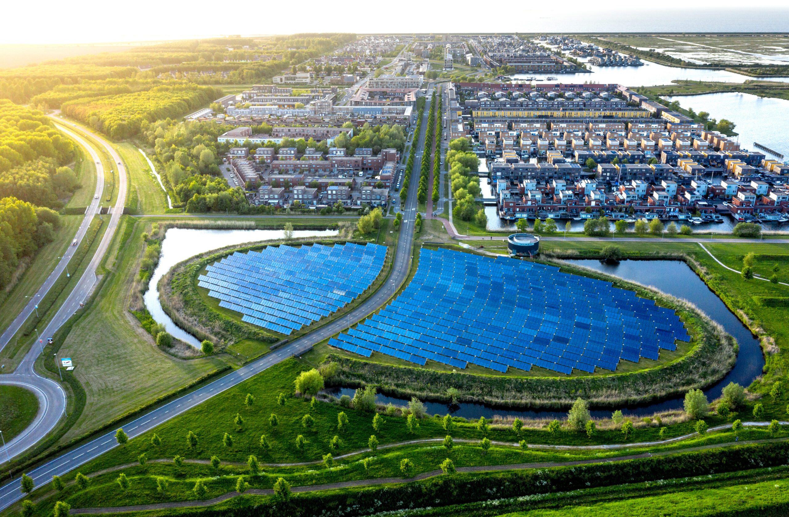 Duurzame vinexwijk in groene omgeving met zonnepark