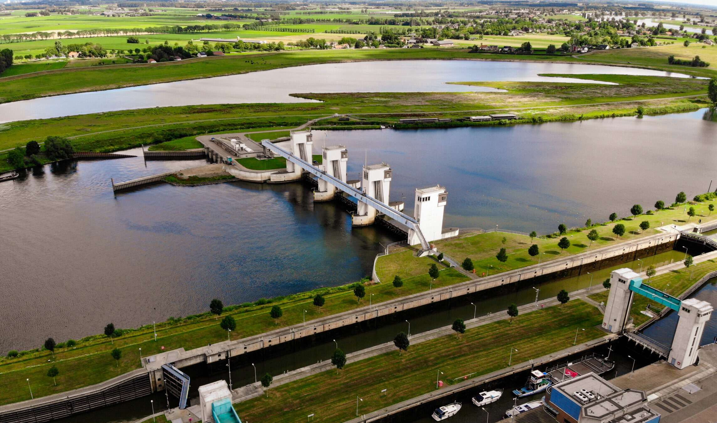 Luchtfoto van Maxima sluis met water en groene omgeving