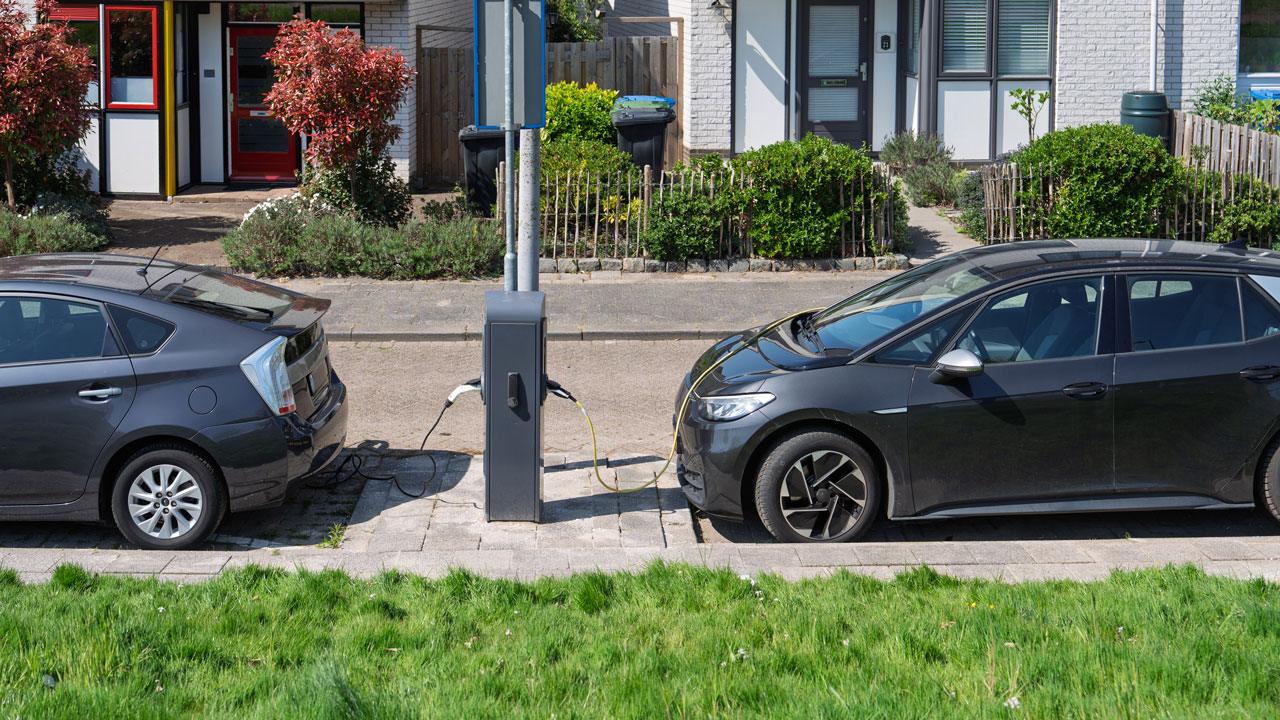 elekrtische auto's die laden in de buurt