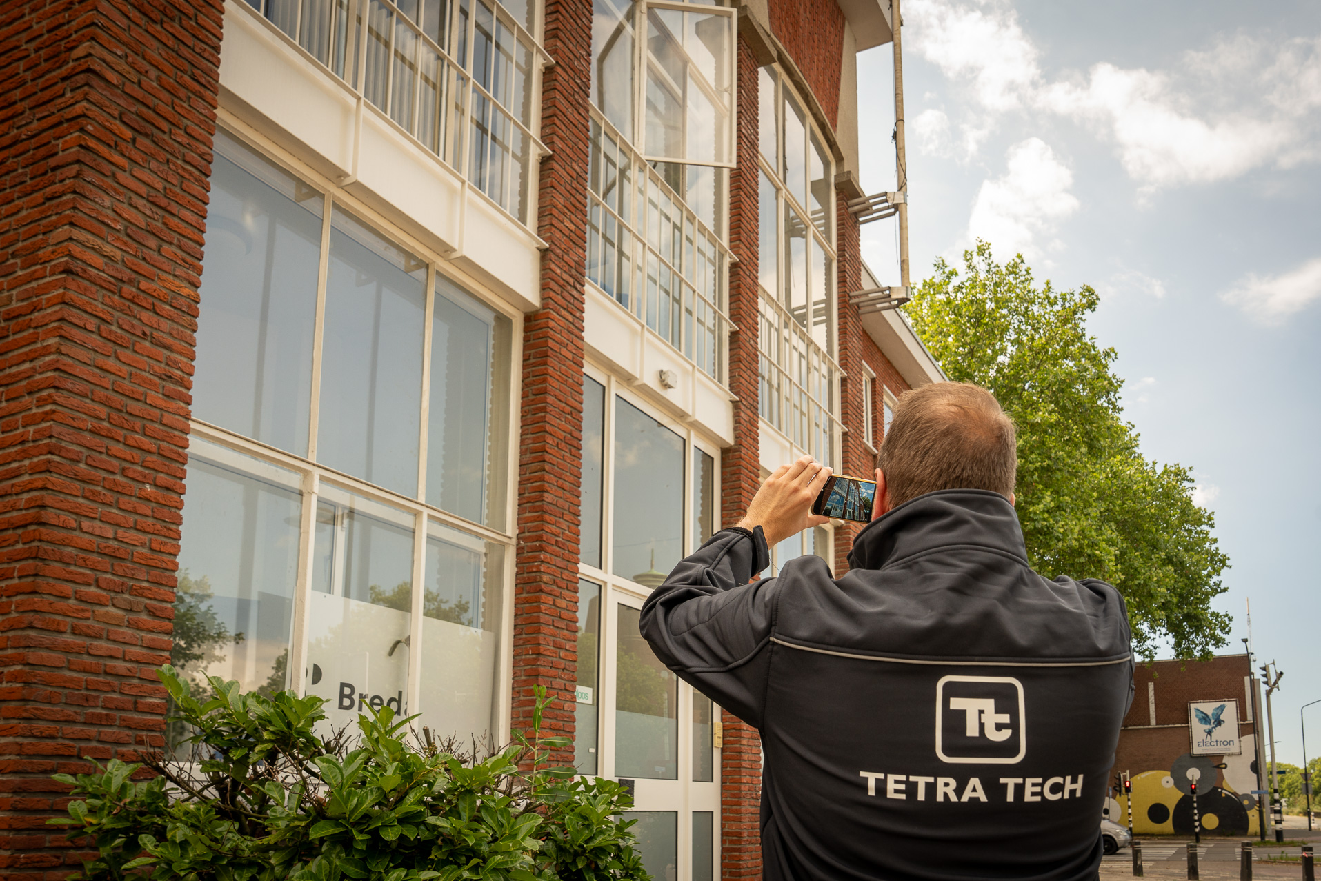 Tetra Tech medewerker neemt een foto van monumentaal vastgoed